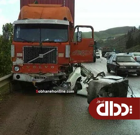 عکس/ وقتی کامیون سوار پیکان را می خورد!