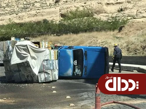 عکس/ واژگونی خودروی حامل زنبور عسل