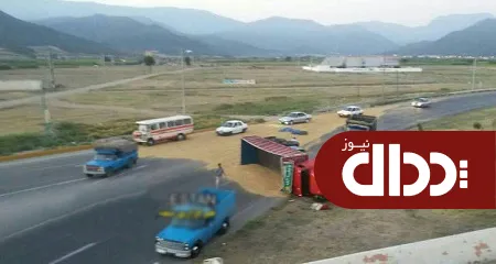 عکس/ واژگونی کامیون حامل گندم در گلستان