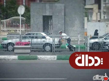 عکس/ حل دادن خودرو با لباس سربازی