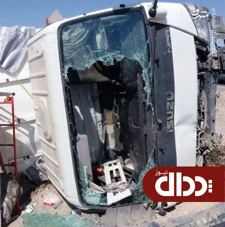 عکس/ سقوط مرگبار کامیون از روی پل