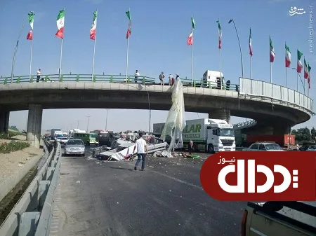 عکس/ سقوط بار تریلی در دور برگردان یکی از اتوبان‌های تهران